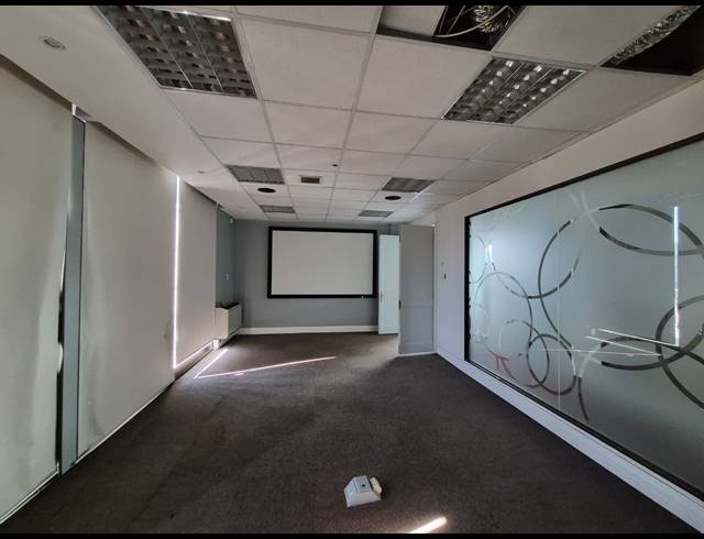 1,099M² OFFICE TO LET IN HYDE PARK